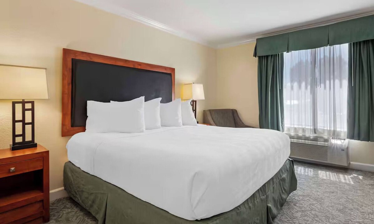 Eagle Hotel | Two Standard King Rooms + Free Breakfast & Shuttle| Eagle Pool & Ice Rink 2.1 mi