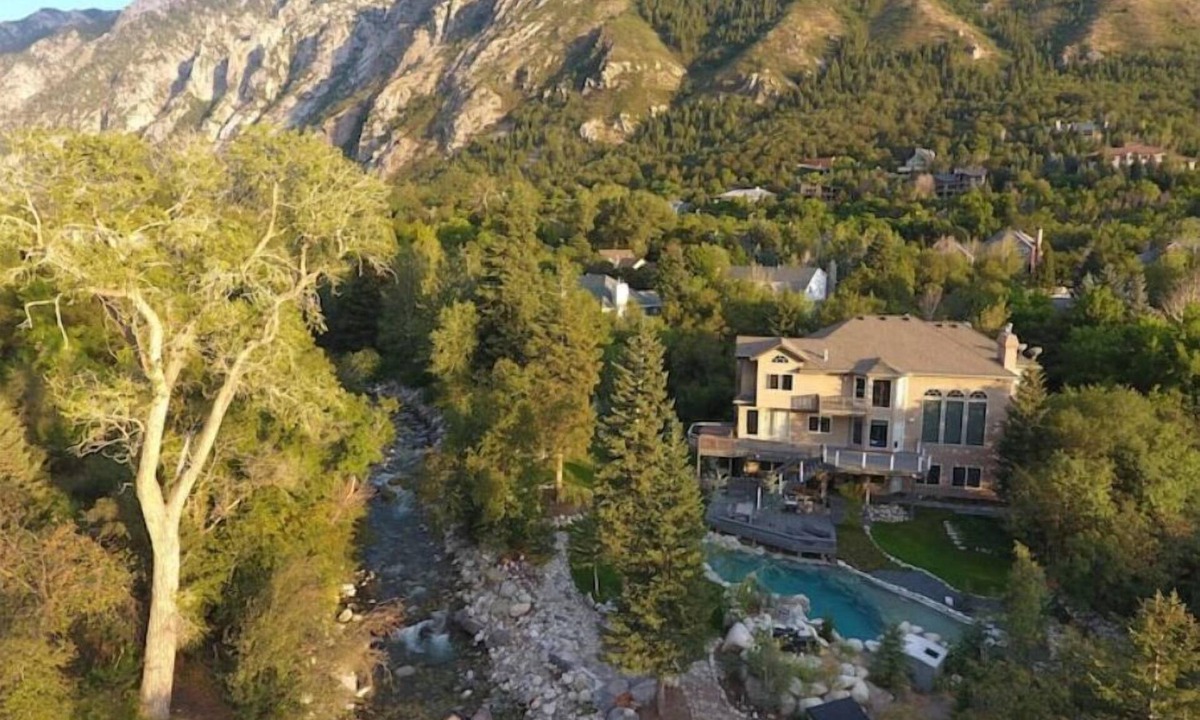 Sandy House | ULTIMATE SKI STAY! CLEAN + MODERN 2 BDRM/2 BATH SUITE + DEN WITH PRIVATE HOT TUB