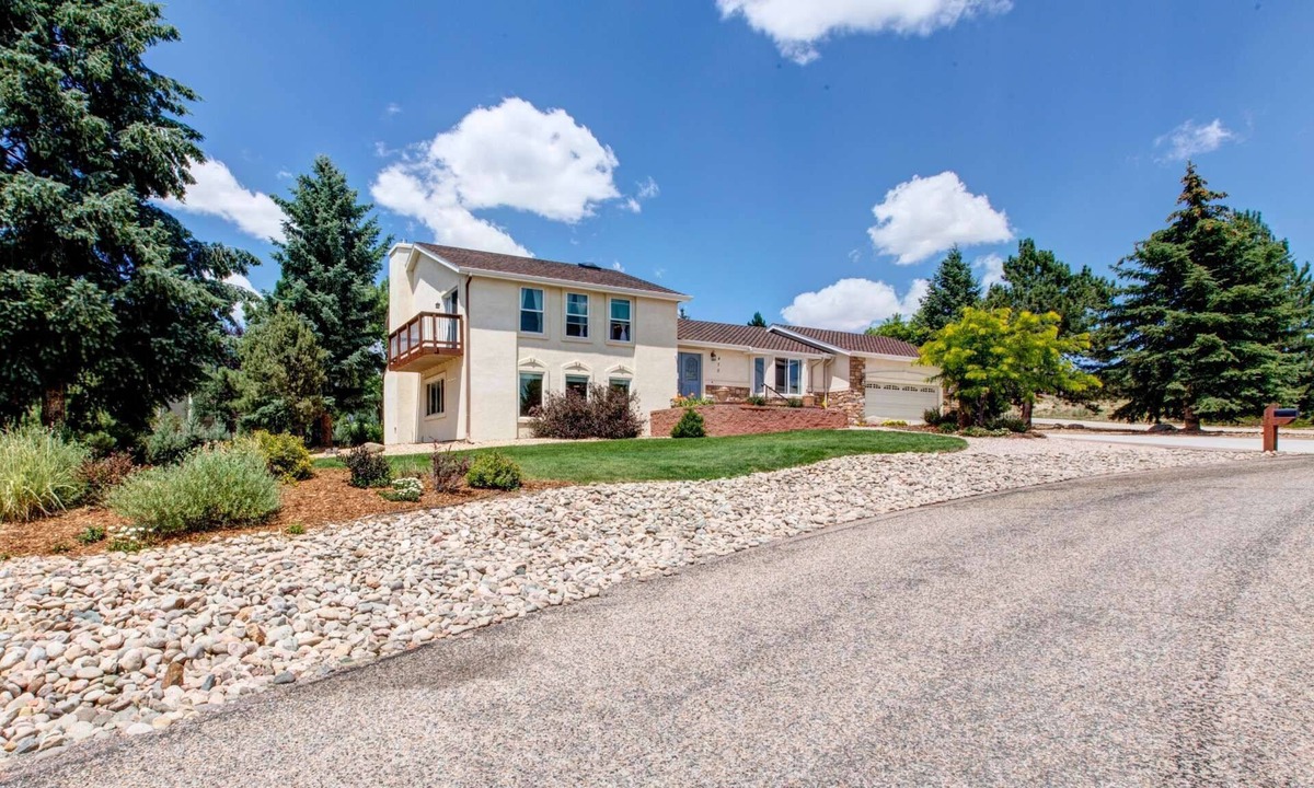 Gleneagle House | Unforgettable Mansion | 5 Min to USAFA North Gate | Luxury 5BR for Academy Families