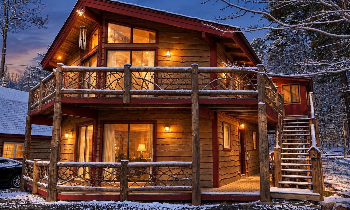 Jay House | Unique Rustic Ski/Tree House - Game room, Hot tub & Sauna