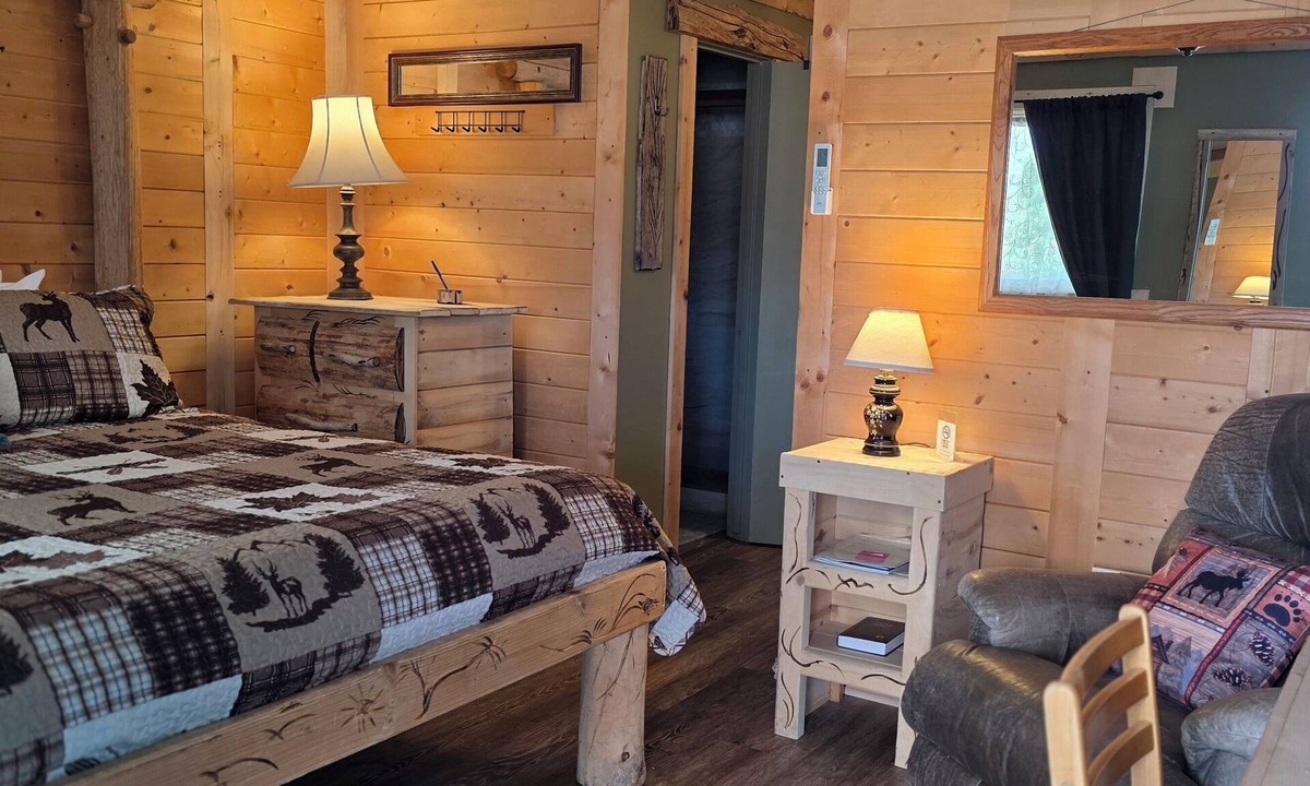 Cedaredge Cabin | Unit 2: King Bed Suite with Full Kitchen at the Cedaredge Lodge