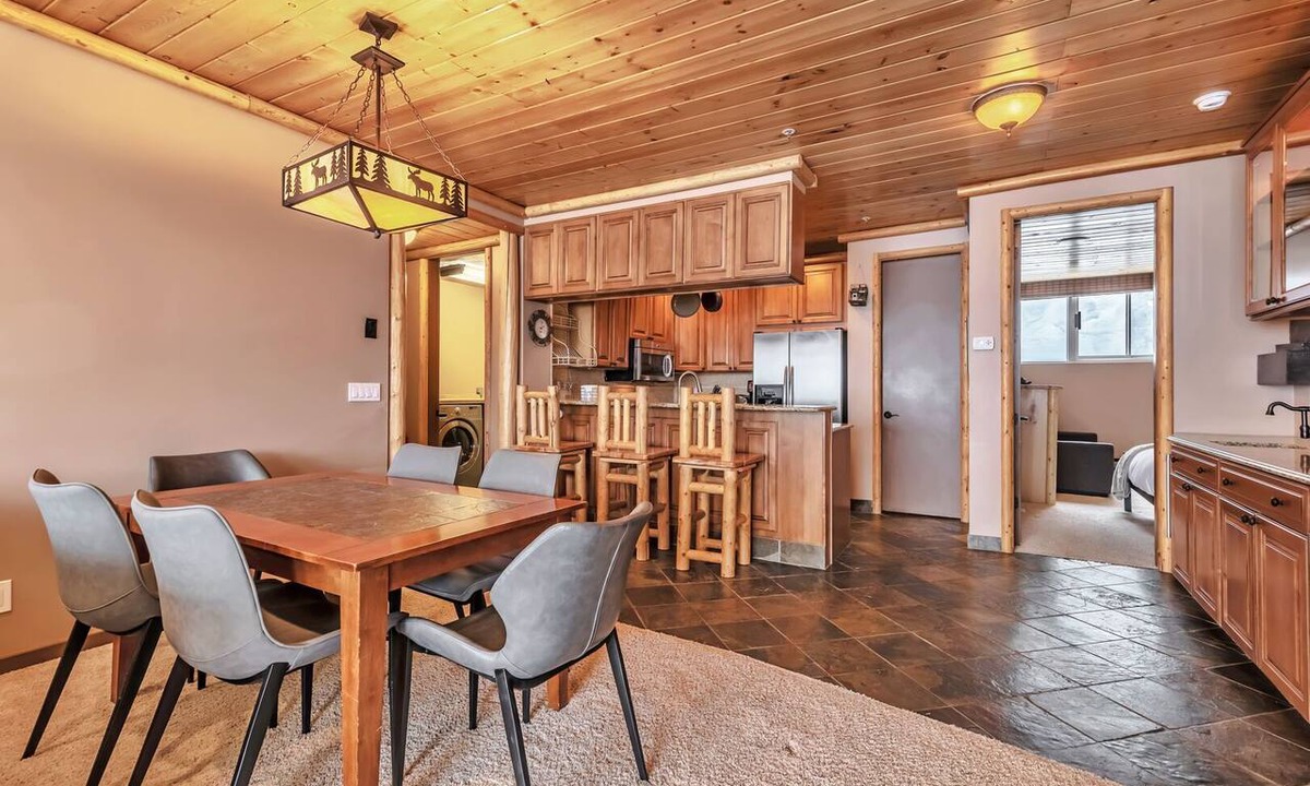 Salt Lake Mountain Resorts Condo | Updated Condominium with Fireplace, Wine Fridge and Granite Countertops