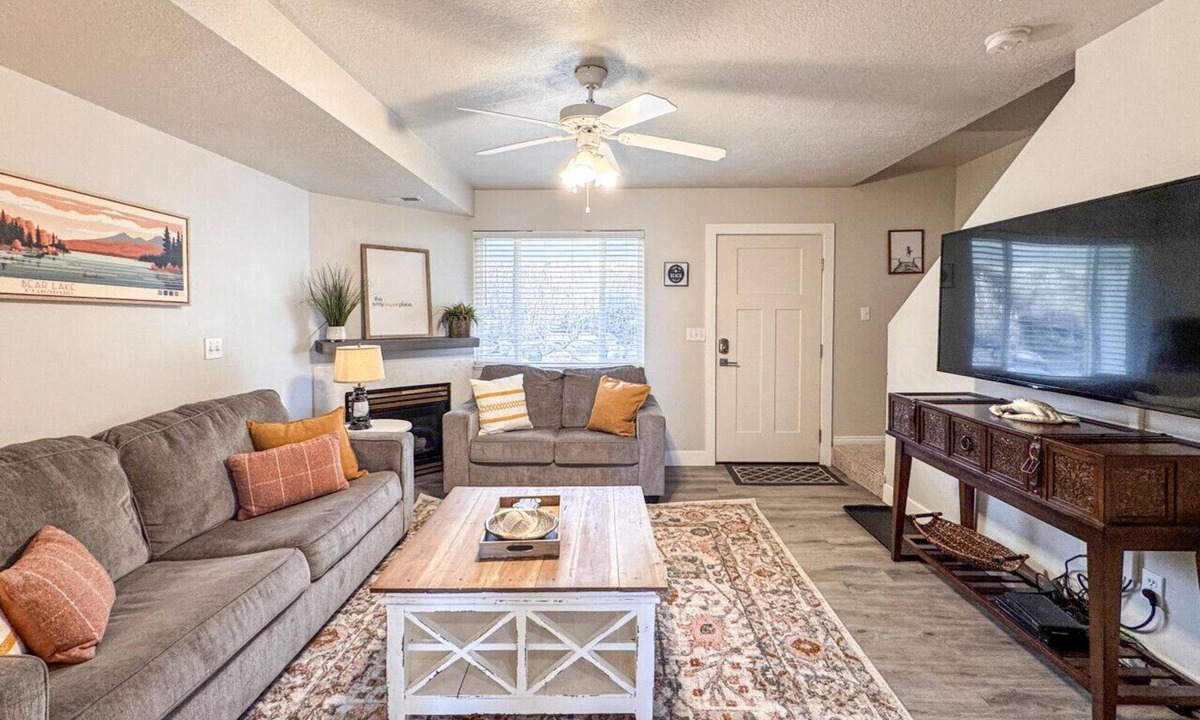 Harbor Village Condo | Updated Two-Bedroom Lake View Condo 930 #4