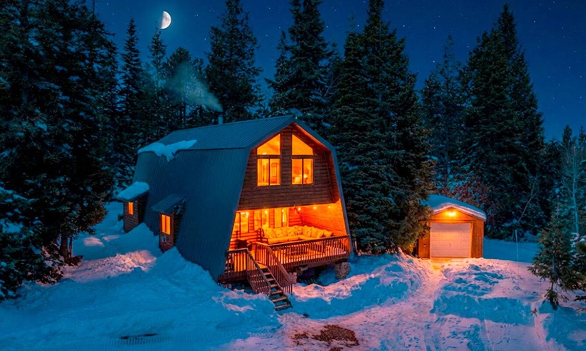Meadow View Heights Cabin | Updated weekend cabin retreat, EV charger, large deck and sofa, enclosed dog run