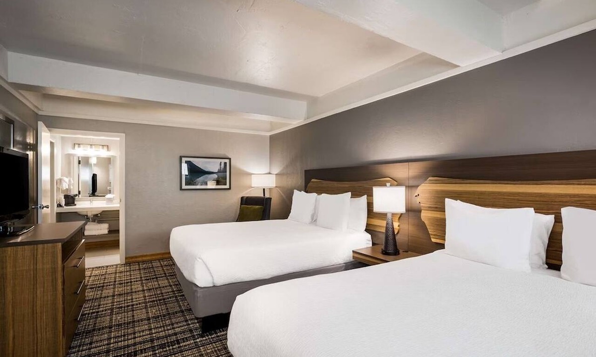Glenwood Springs Hotel | Upscale Glenwood Stay w/Hot tub, Mountain Vistas, & Comfort | Free Breakfast