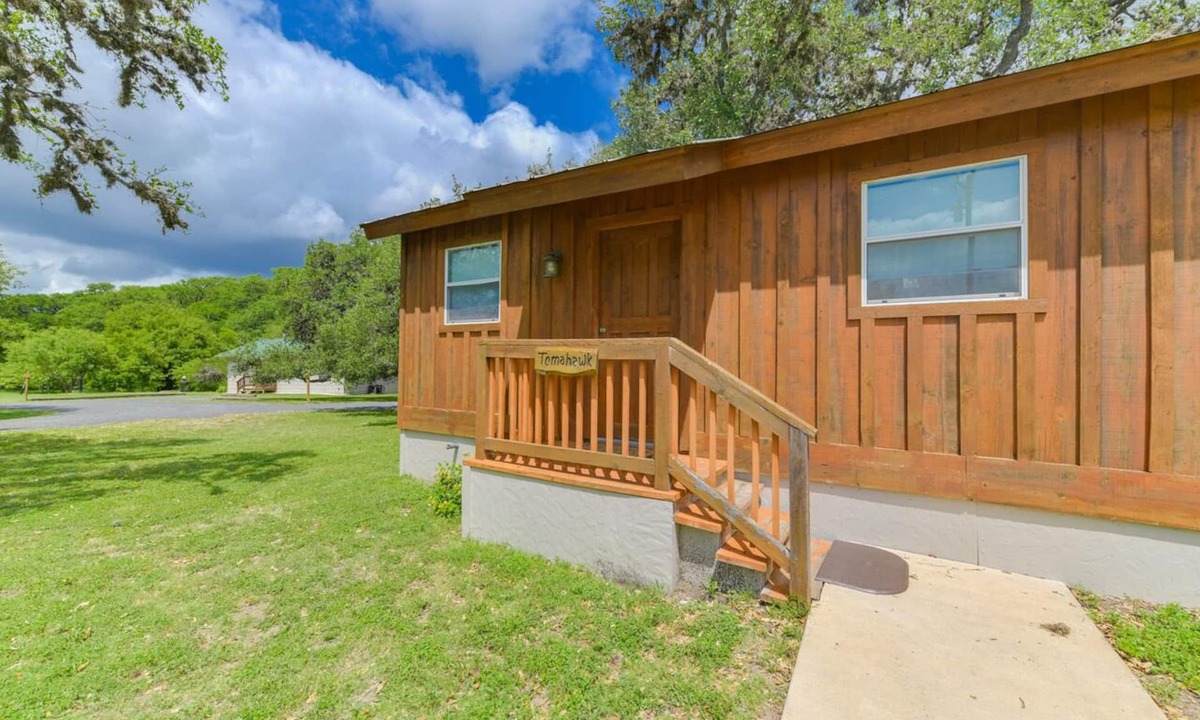 Utopia Cabin | Utopia River Retreat is a secluded paradise nestled along the Sabinal River in the Texas Hill Country.