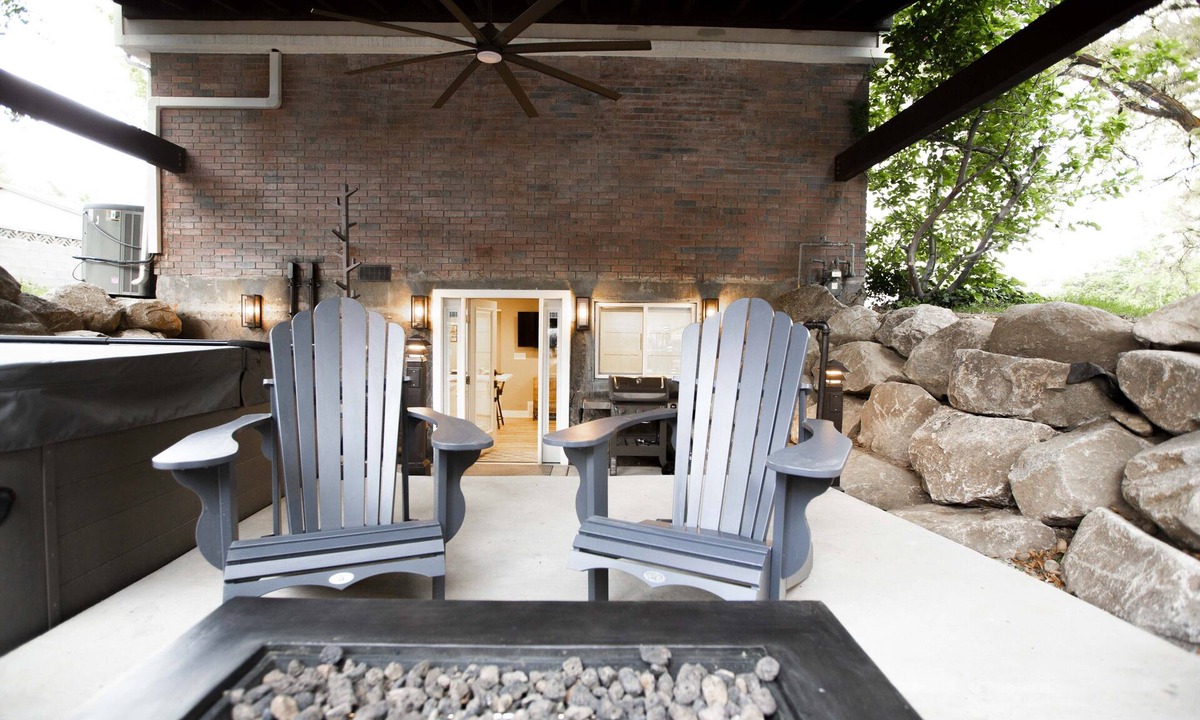 Sandy Apartment | Vacation Bliss! Skier's Dream! Covered Hot Tub/Spa, Fire Pit, Mountain Views.