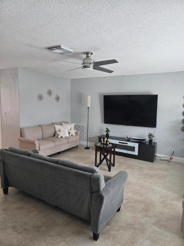 Dania Beach Villa | Village Mendez