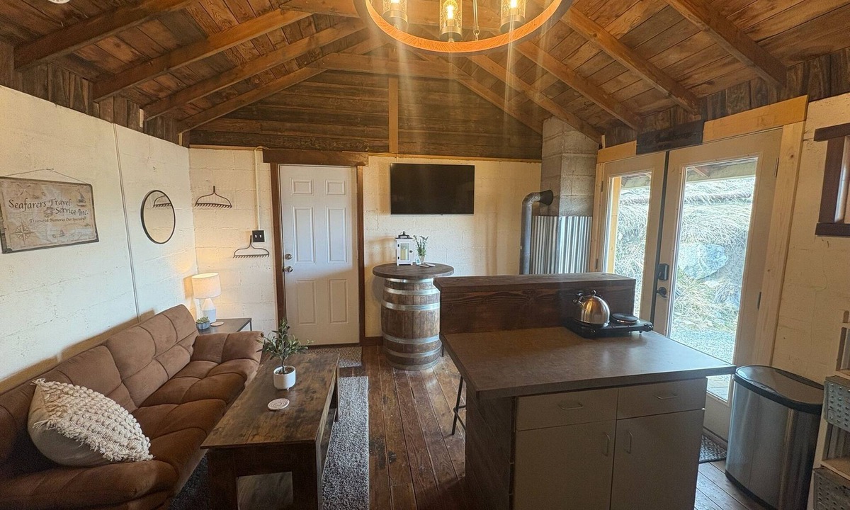 Pateros Apartment | Vineyard Bunkhouse studio near Chelan