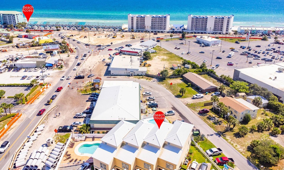 El Centro Beach House | WALK TO BEACH! Spacious, Sleeps 12! Gulf View, Pool & Grill