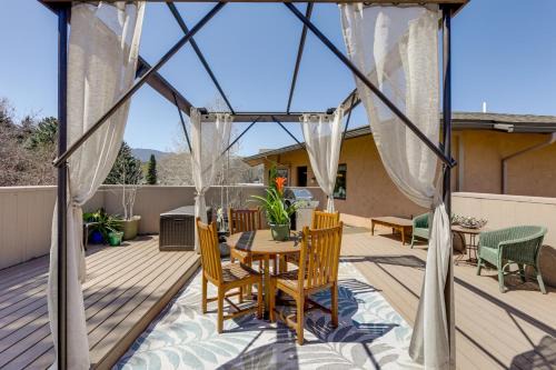 Carbondale Apartment | Walkable Apt in Carbondale: 'Luxury Artist's Loft'