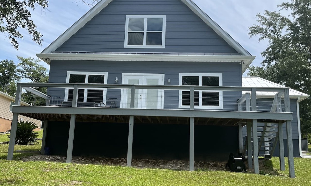 Clarksville House | Waterfront home Silver Lake Marianna FL near Blue Springs Rec Park & FL Caverns