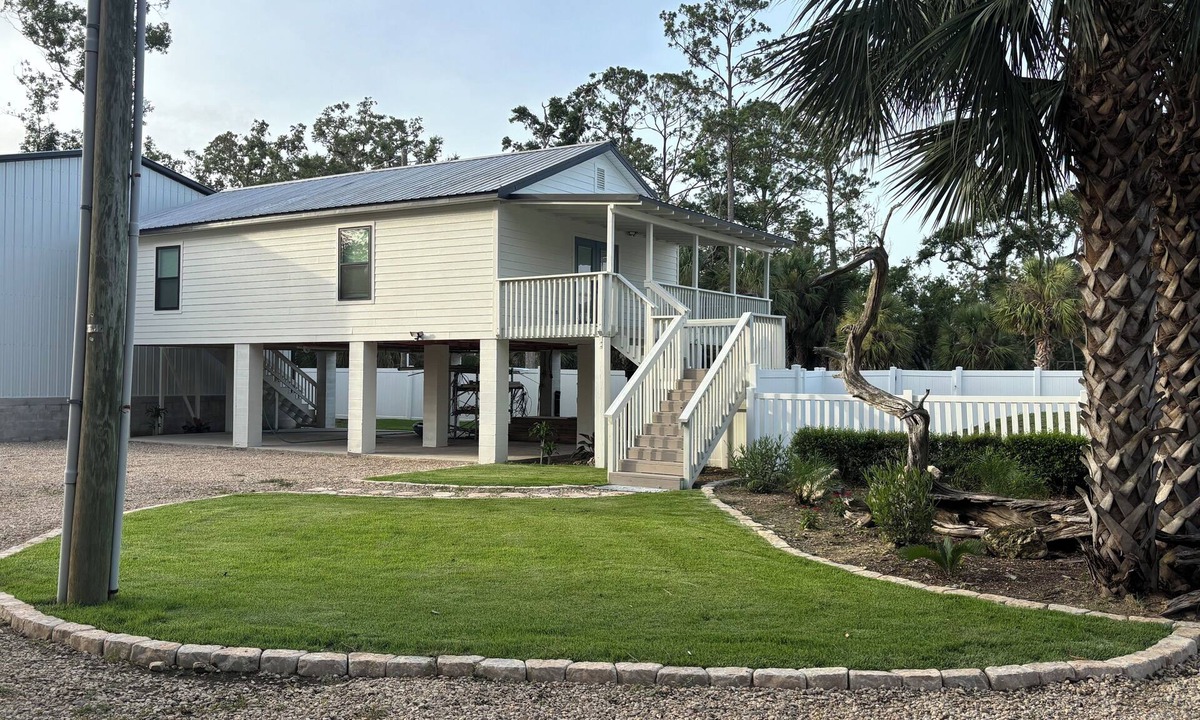 Steinhatchee House | Waterfront House with floating Boathouse, can sleep 7. Boat ramp .6 miles