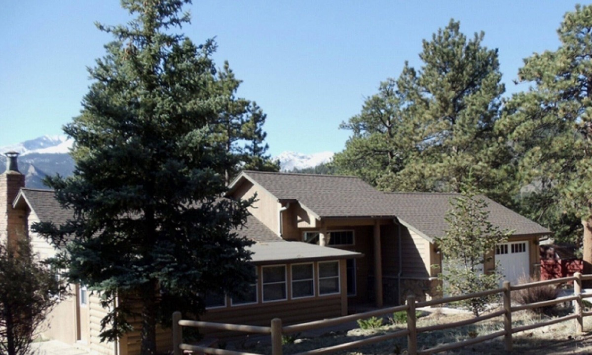 Estes Park House | "Whispering Pines" Next Door to Rocky Mountain National Park.