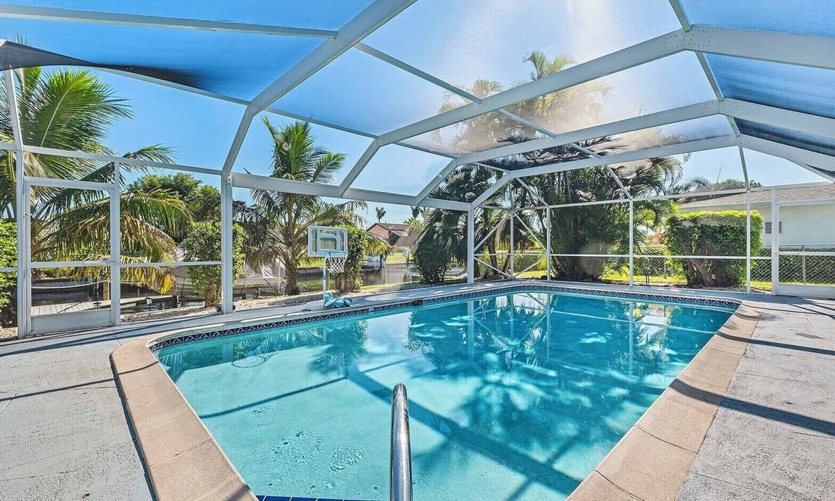 Caloosahatchee House | White Sea Shell - with Tiki Hut and Boat Lift