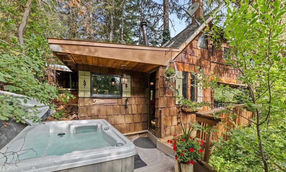 Missouri Heights Cabin | World Famous Rocky Mountain Treehouse | Hot Tub