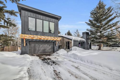 South Snyderville Basin House | Wow factor mountain views private hot tub fireplace fire pit & walk to lifts