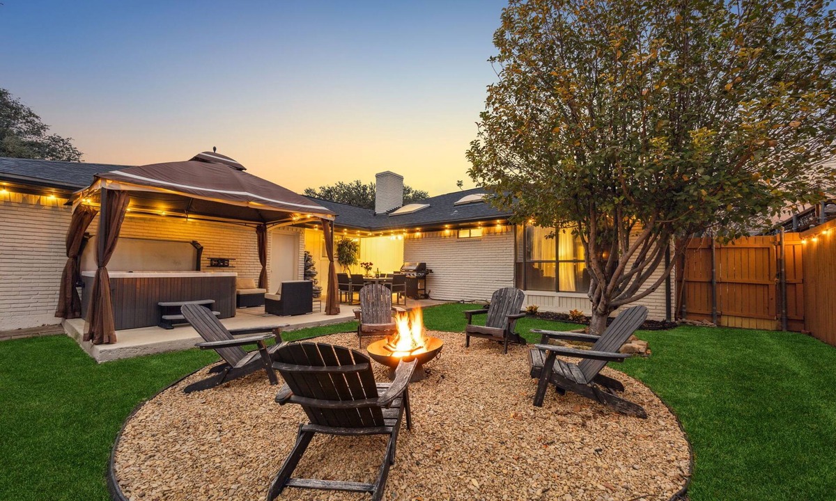 Lake Highlands House | Zen Back Yard with Hot Tub & Firepit: Spa at Home