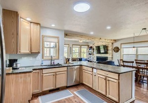 4BR Townhome w/Private Hot Tub, Garage, and Deck