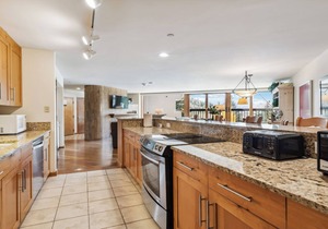 Bright and Spacious 2BR A/C Fireplace & Stunning Beaver Creek Mountain Views in Vail