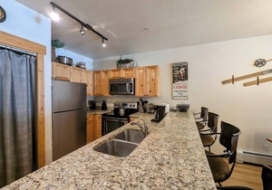 Cozy Keystone Condo | Hot Tubs, Patio & Views