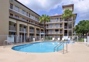 Fantastic Getaway! Three Comfy Units Pool, Breakfast, Shuttle to Parks, Parking in Orlando