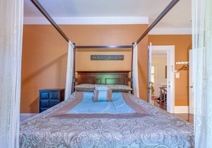 Historical Monroe Manor - Magnolia Room in South Haven