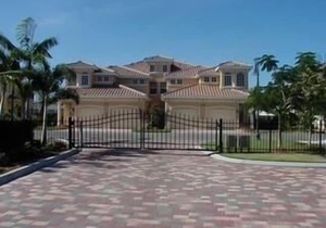 Luxurious Cape Harbour Coach Home in Cape Coral