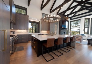 Luxury Modern Mountain Home w/Amazing Lake & Mountain Views. 2 Miles to Purg