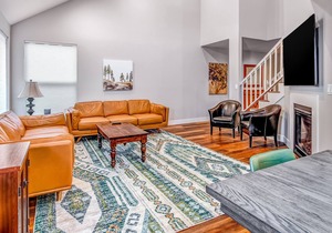 Newly remodeled home w/ arge private hot tub, fireplace, & nearby park