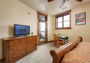 Olympian 303 | Delightful Downtown Digs | Walk To Shops & Restaurants | Ski Jumpers at Howelsen Hill