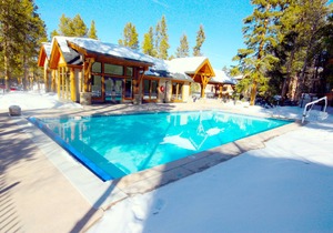 Pinecreek #I - 1 BR - Close to Town - Shuttle to Slopes - Pool and Hot Tub
