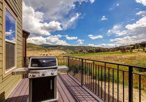 Retreat 13548 by Moose Management-Views! Private Hot Tub-Firepit-Gym-Near SKI