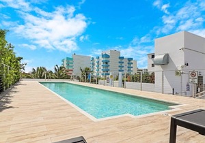 Roami at 250 Collins | Rooftop Pool | Next to Beach in Miami Beach