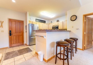 Roomy Condo w/Mountain Views & Great Location, Short Walk to Shops & Dining! in Keystone