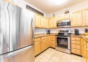 Roomy Condo w/Mountain Views & Great Location, Short Walk to Shops & Dining! in Keystone