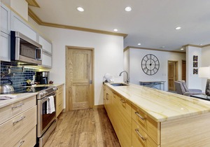 Ski-in/out condo with fireplace, balcony, fast WiFi & shared hot tub, pool, W/D