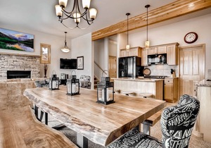 Slopeside Paradise-3 BR, 2.5 Bath 2 Minutes from the Slopes!