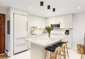 Snowmass Mountainside Condo. Pool/Hot Tub, Bonus Sleeping Den, FP, Balcony with Views