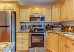 Spacious and sophisticated home w/ private hot tub - close to skiing
