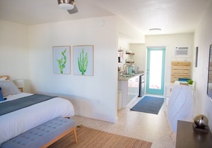 Studio apartment steps away from Lido beach