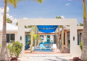 Studio apartment steps away from Lido beach