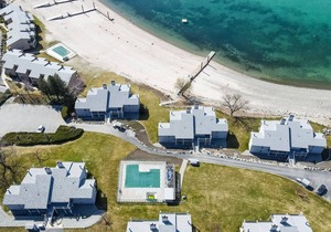 Yacinde E5 Poolside Condo with Loft, Sleeps 4 in Manson