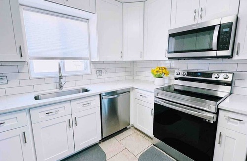 Dupont House | $0 Fees; 6bdrm/6bath-Easy to Downtown & Red Rocks