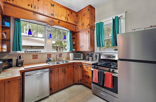 Eustis House | 1/2 mile to Downtown Eustis~2 FirePits~Air Hockey~Cozy Screen Porch~Historic