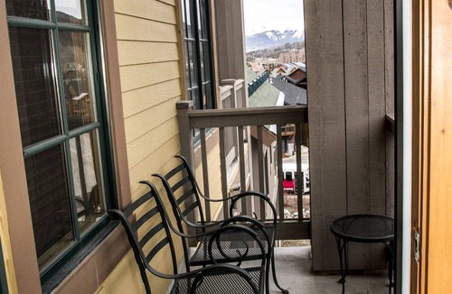 River Run Condo | 1 Bedroom Gem! Many upgrades-Top Floor with vaulted ceilings. Extra Murphy Bed