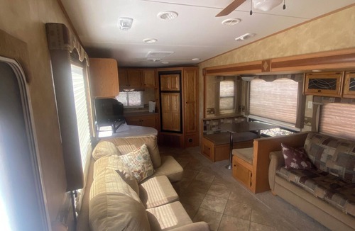 Roosevelt House | 1-bedroom RV in amazing Roosevelt with WiFi, AC can sleep 4 adults and one child
