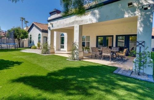 Val Vista Lakes House | 1 Mi to Water Ranch! Family Retreat w/Resort Pool