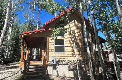 Mammoth Creek Cabin | 1-mile from Panguitch Lake! Sleeps 11 - Spacious cabin getaway.