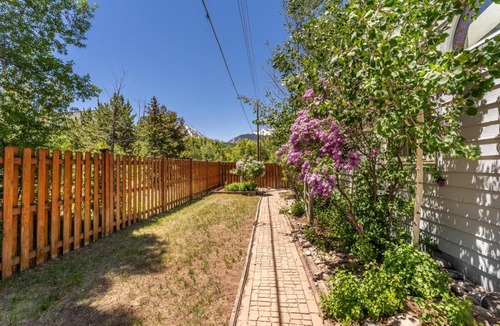 Willow Grove House | 1101 Mesa Drive: 2